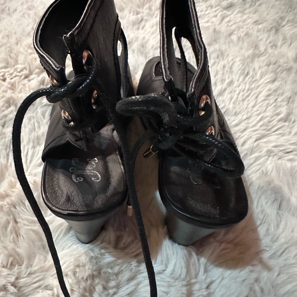 TG Wedge Shoes - Picture 3 of 16